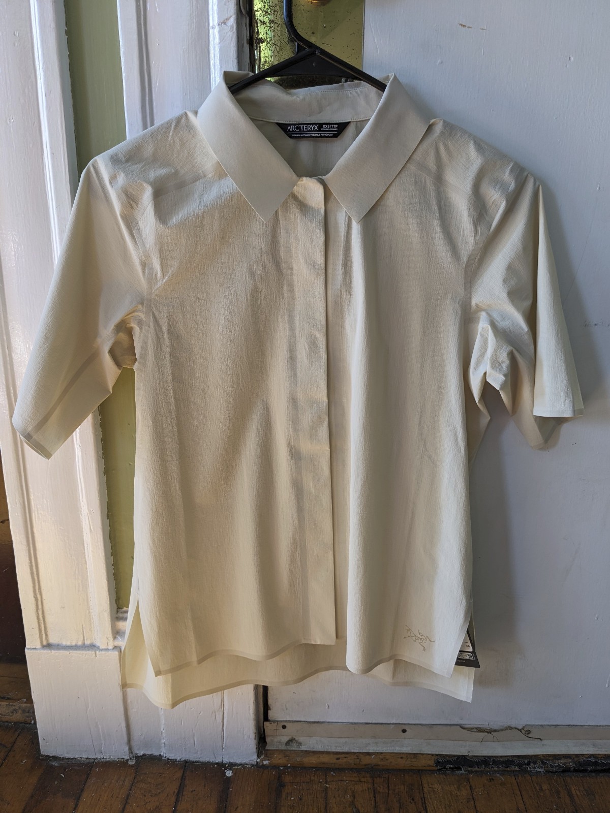 New with Tags Arc’teryx Womens Olia Short-Sleeve Shirt Size XXS Sea Salt