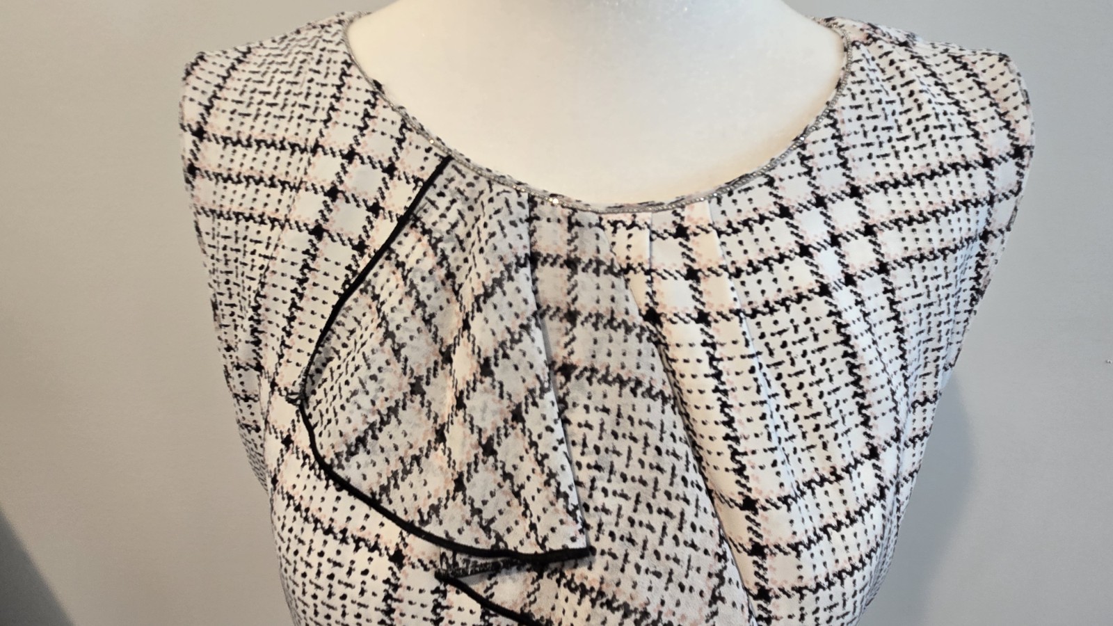 WHBM Sleeveless White Plaid Ruffle Front Top – Size 6