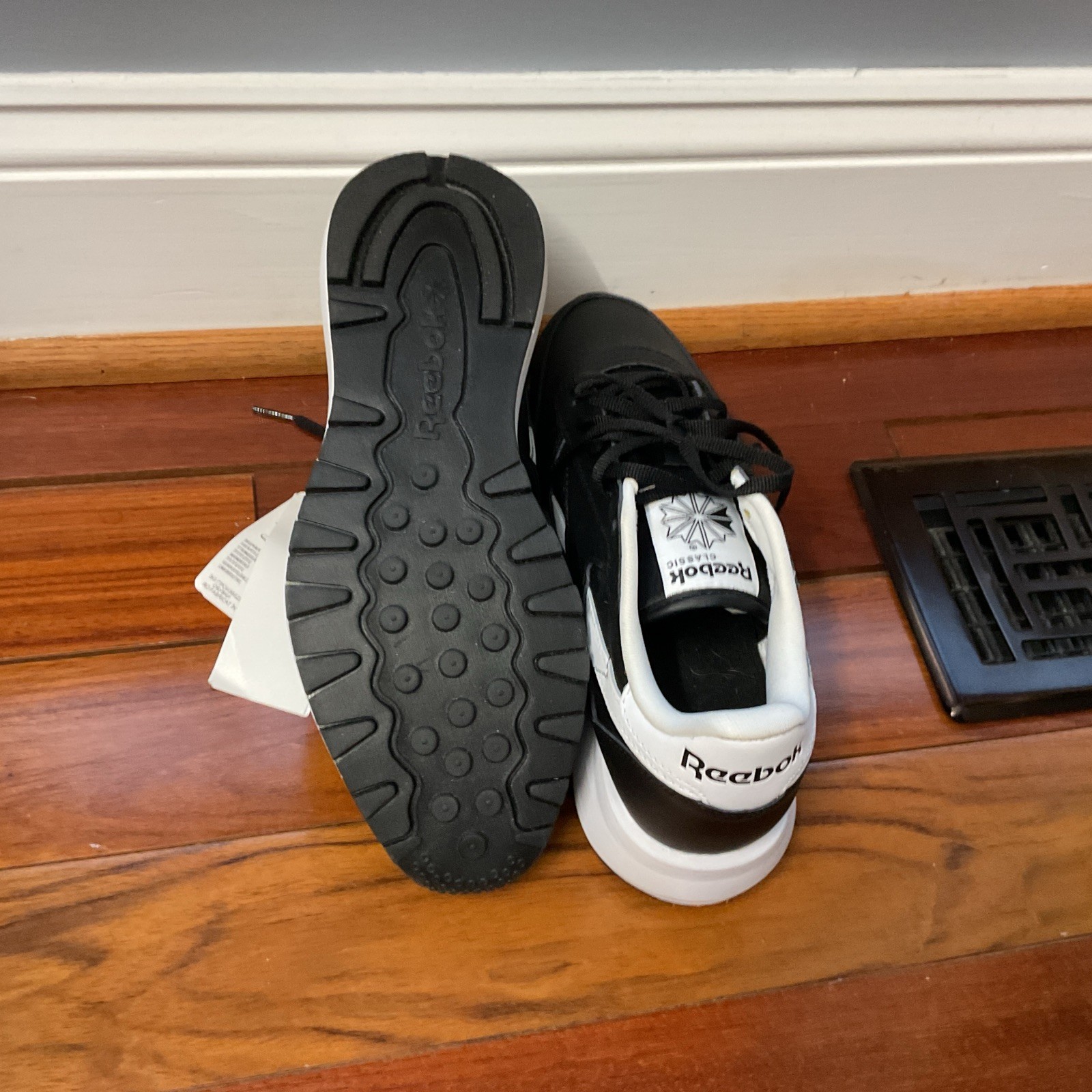 Reebok Classic Leather Black And White Men Shoes Size 9.5