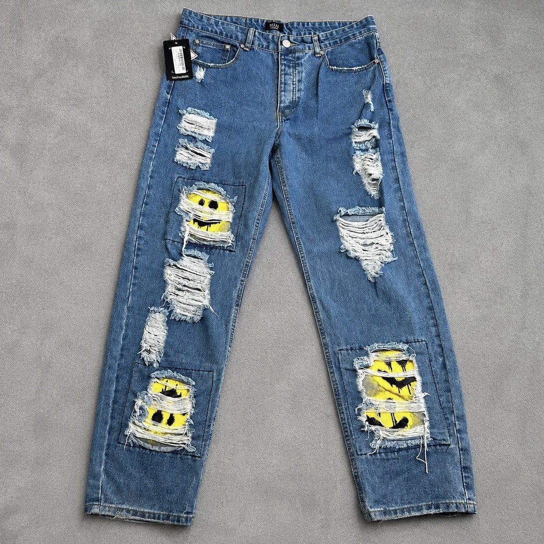 BoohooMAN Jeans Mens 34×32 Blue Relaxed Fit Distressed Smiley Face Patch NWT