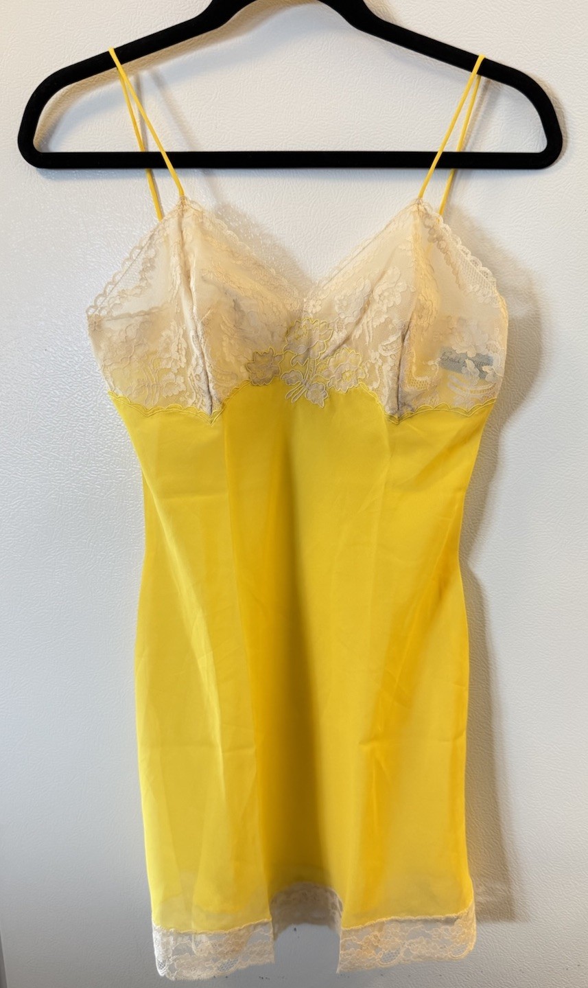 Bali Fischer Vintage Canary Yellow Beige Lace Polyester Full Slip Size 32 NWOT