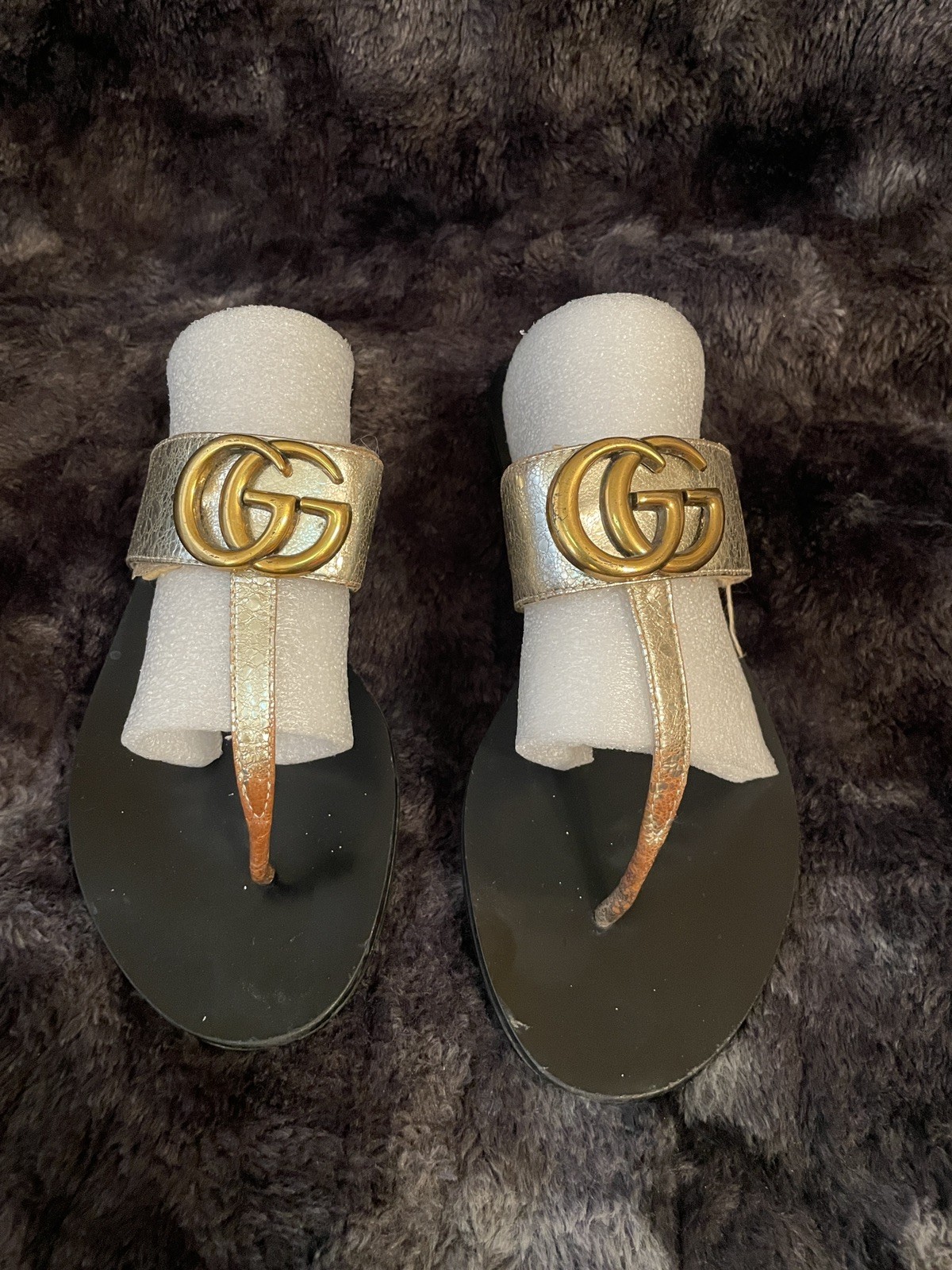 Gucci Logo Thong Sandals Women size 8 Black/Gold Rubber Slip-On