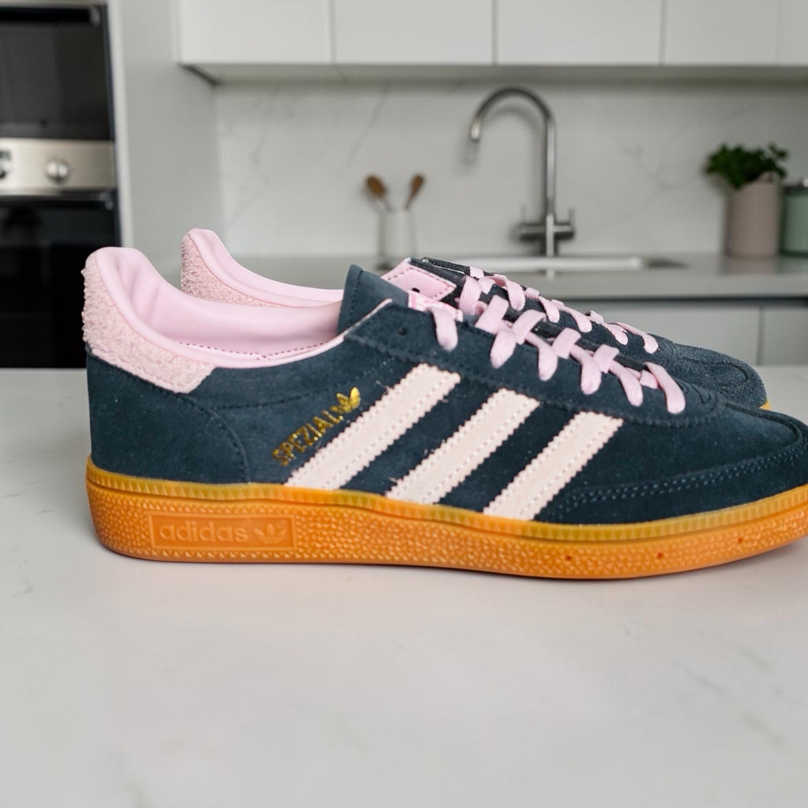 Adidas Spezial Athletic Sneakers black/Pink/suede size 6.5 women , brand new
