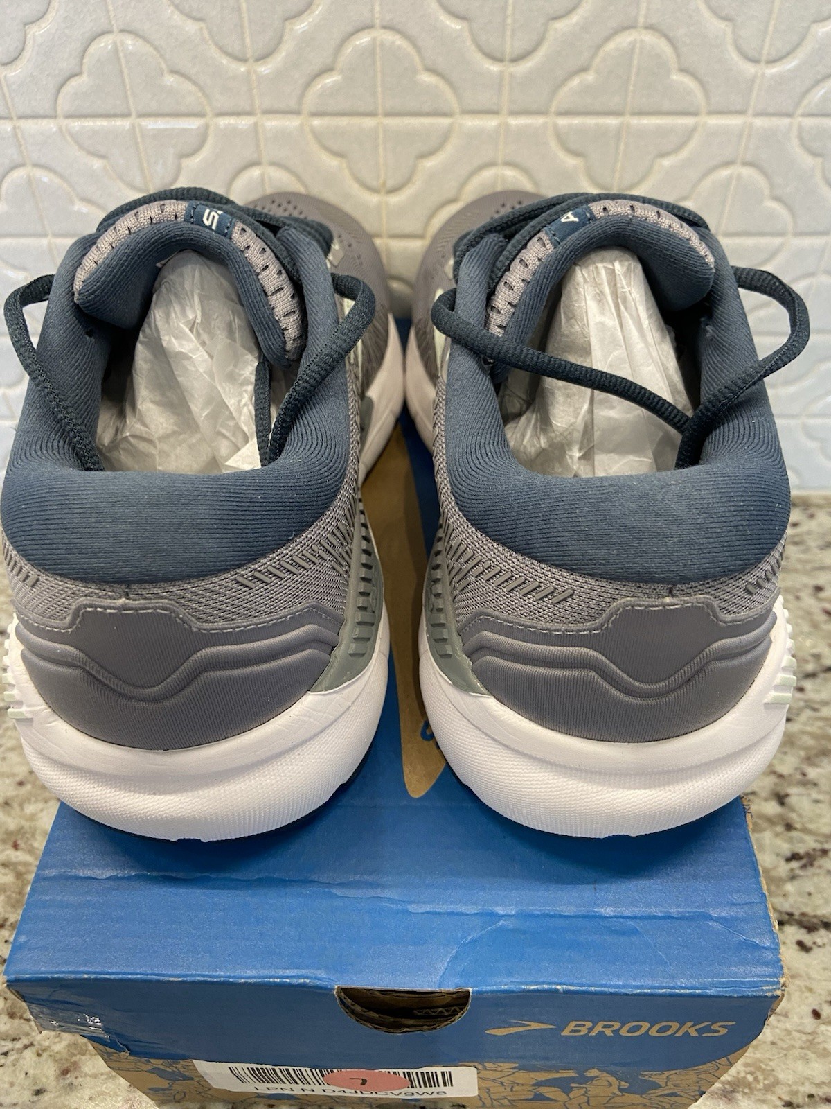 Woman’s Size 8 EE Extra Wide Gray Brooks Addiction GTS 15 – Brand New In Box