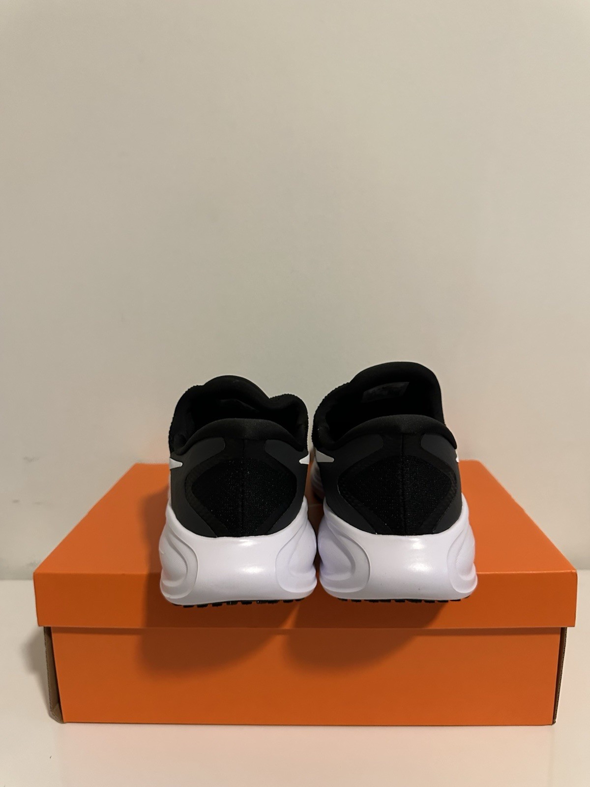 Size 12 Nike Revolution 8 EO Extra Wide Black White Mens Running Shoe II5167 001