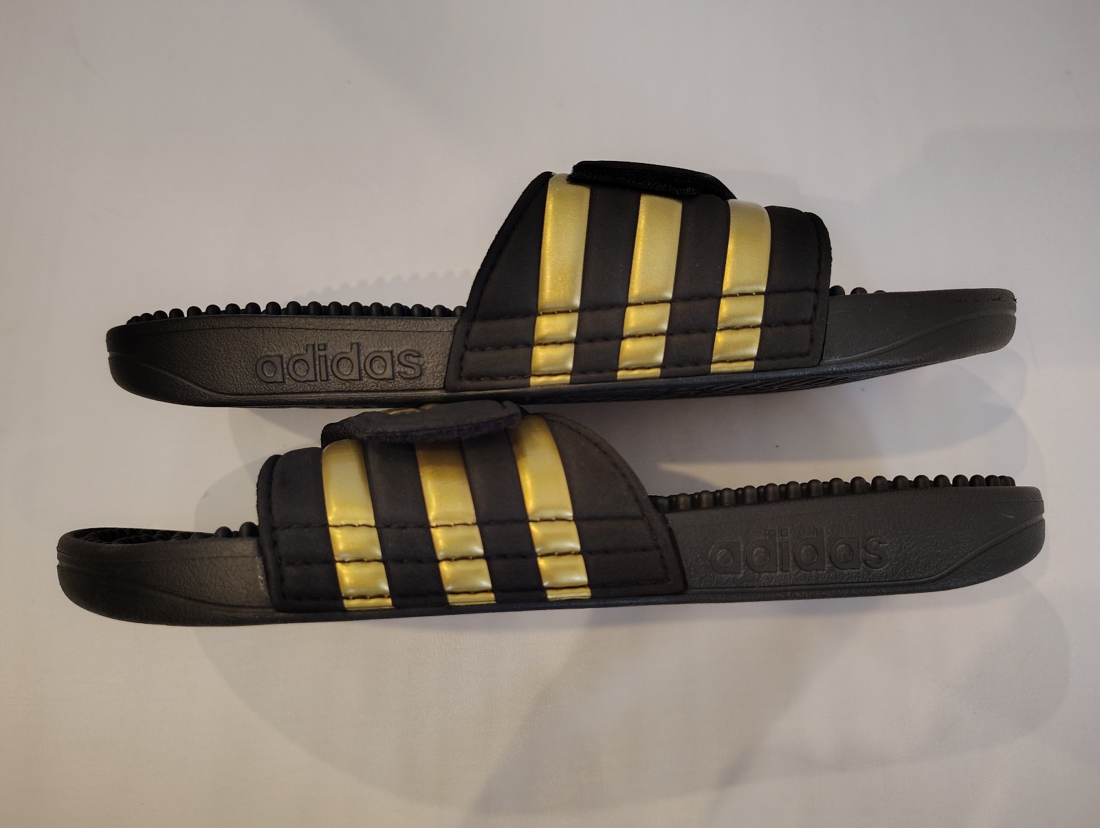 Adidas Adissage Massage Slides – Men’s Size 8 – Black & Gold