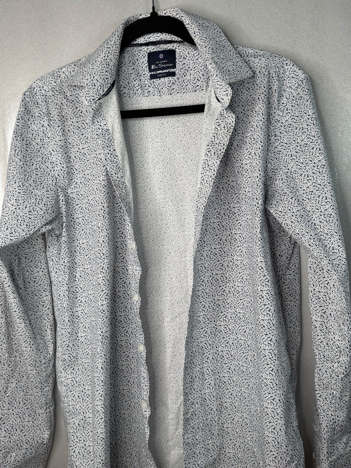 Ben Sherman Men’s White/Blue Geometric Stretch Long Sleeve Collared Shirt, M