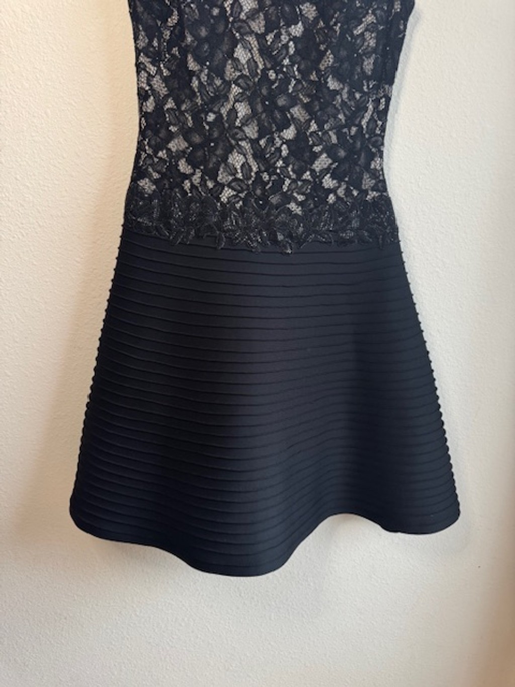 TADASHI SHOJI Neoprene Pintuck A-Line Dress Lace Bodice Size 6 *DESIGNER*