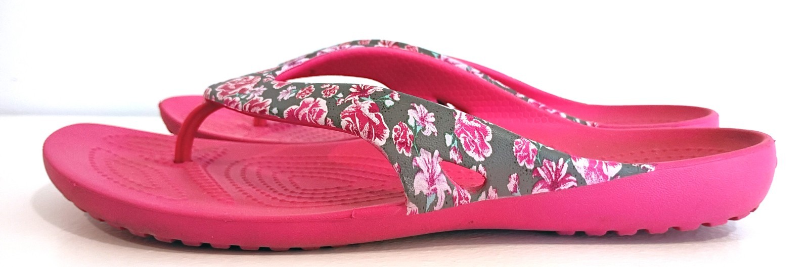 Crocs Women’s Kadee II Sandals flip flops pink with floral print, sz 8
