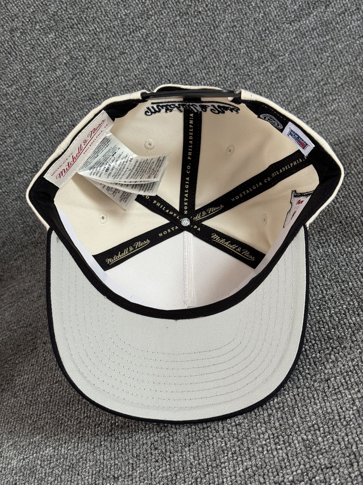 Mitchell & Ness NY Rangers Retro Snapback NHL 100 Cream Black Hat