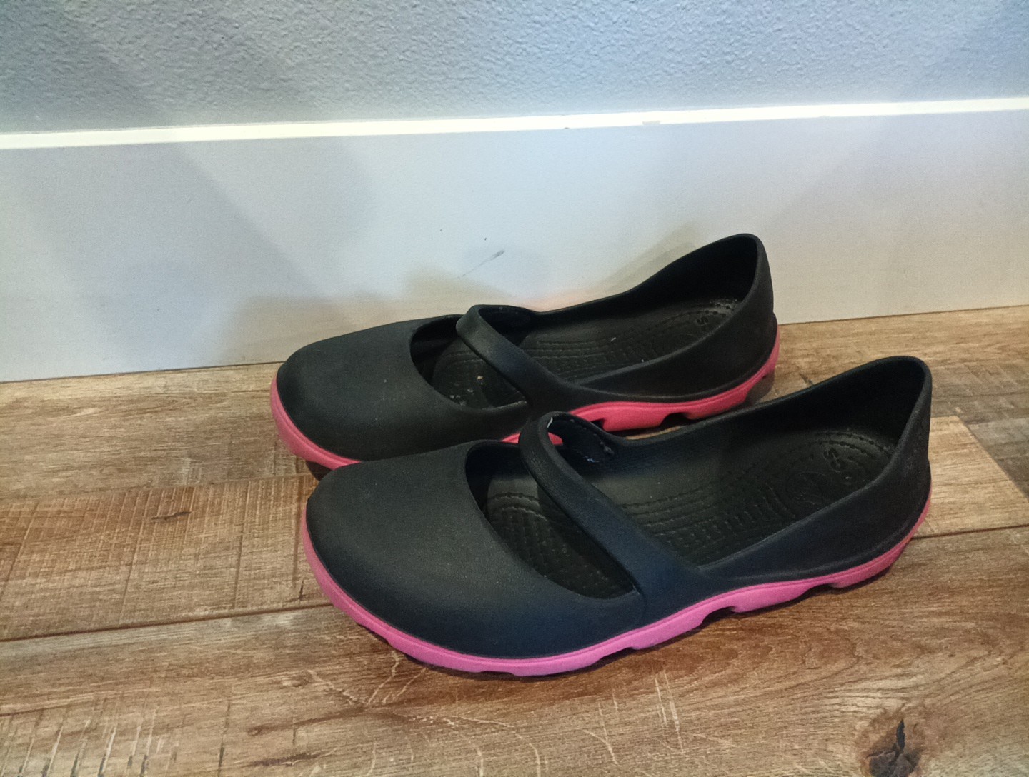 Womens Crocs Shoes Black Size 9 M Rubber Low Slip on Mary Jane Black Hot Pink
