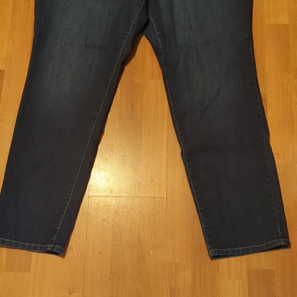 26 regular Torrid denim jeans us size EUC blue stretch slimming look any season