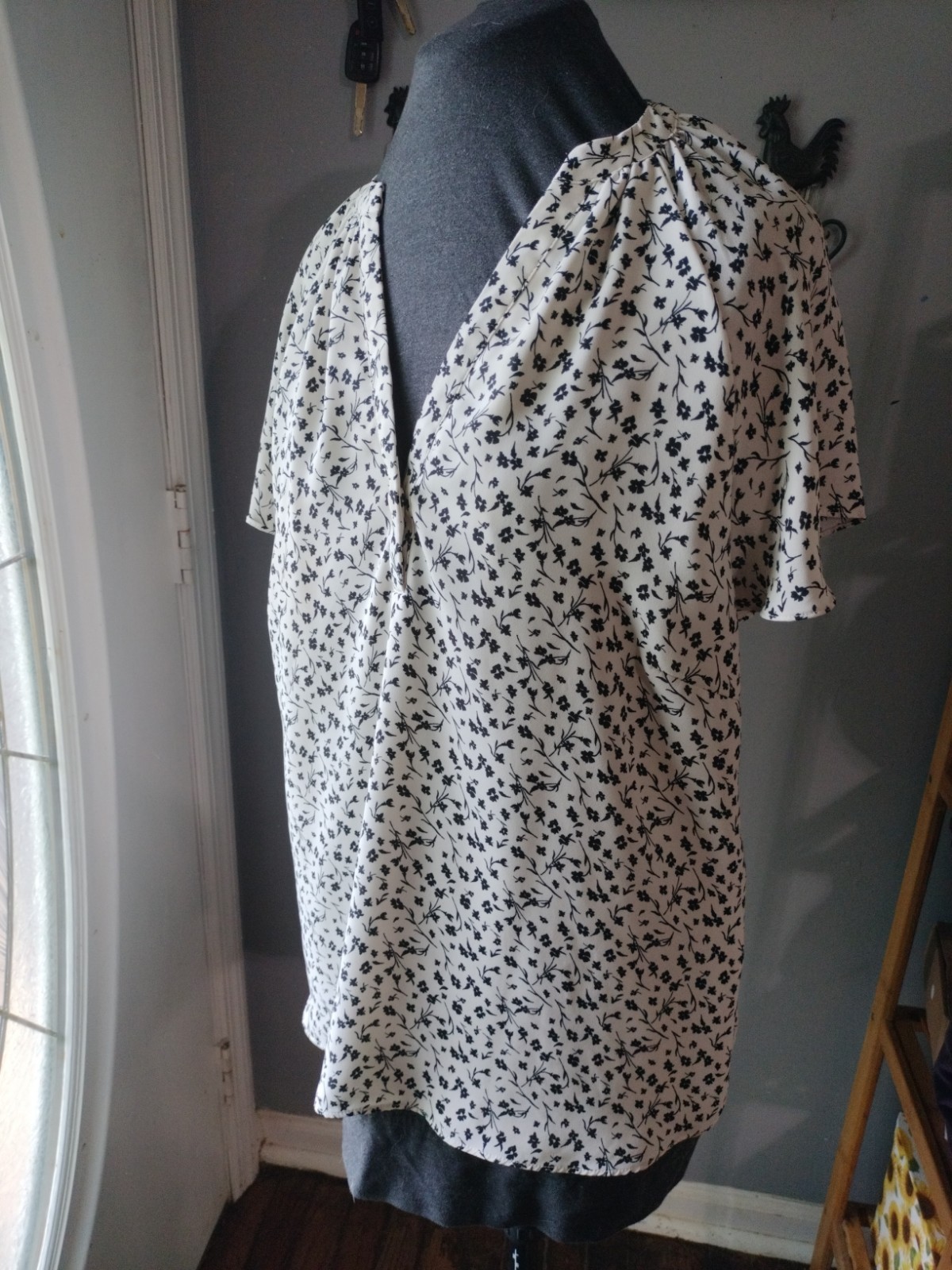 H M Women’s Business Casual Top Large White Black Flowers
