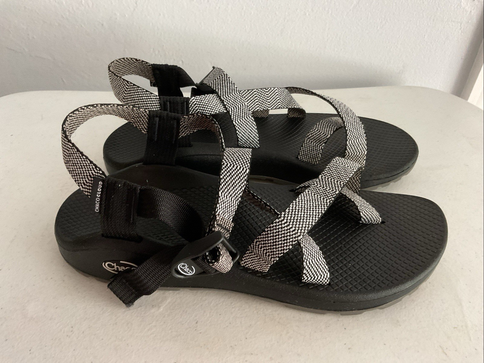 Chaco Z2 Cloud Women’s Strappy Toe Loop Sandals Black White Geometric Sz W11