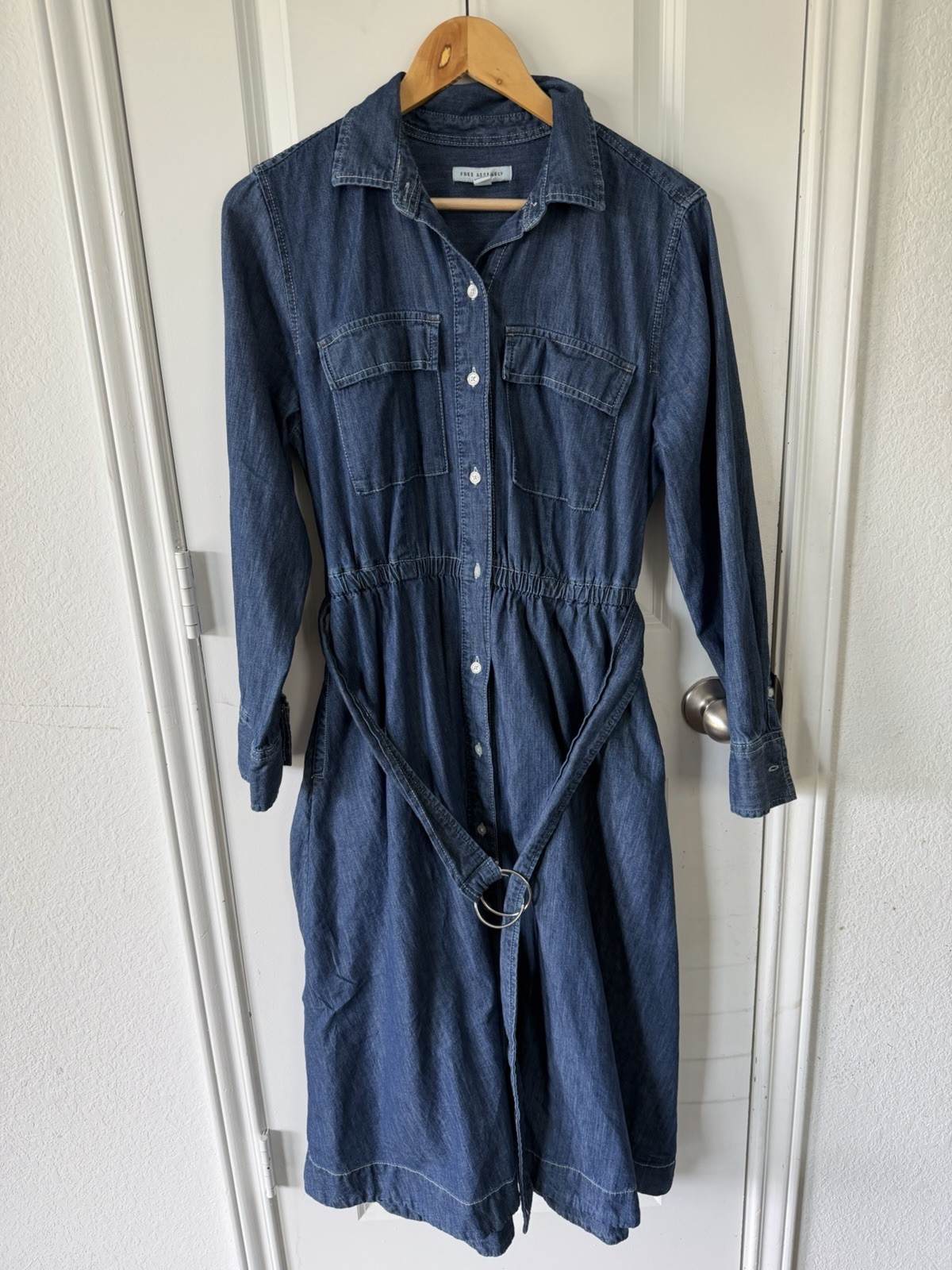 Free Assembly Women’s large