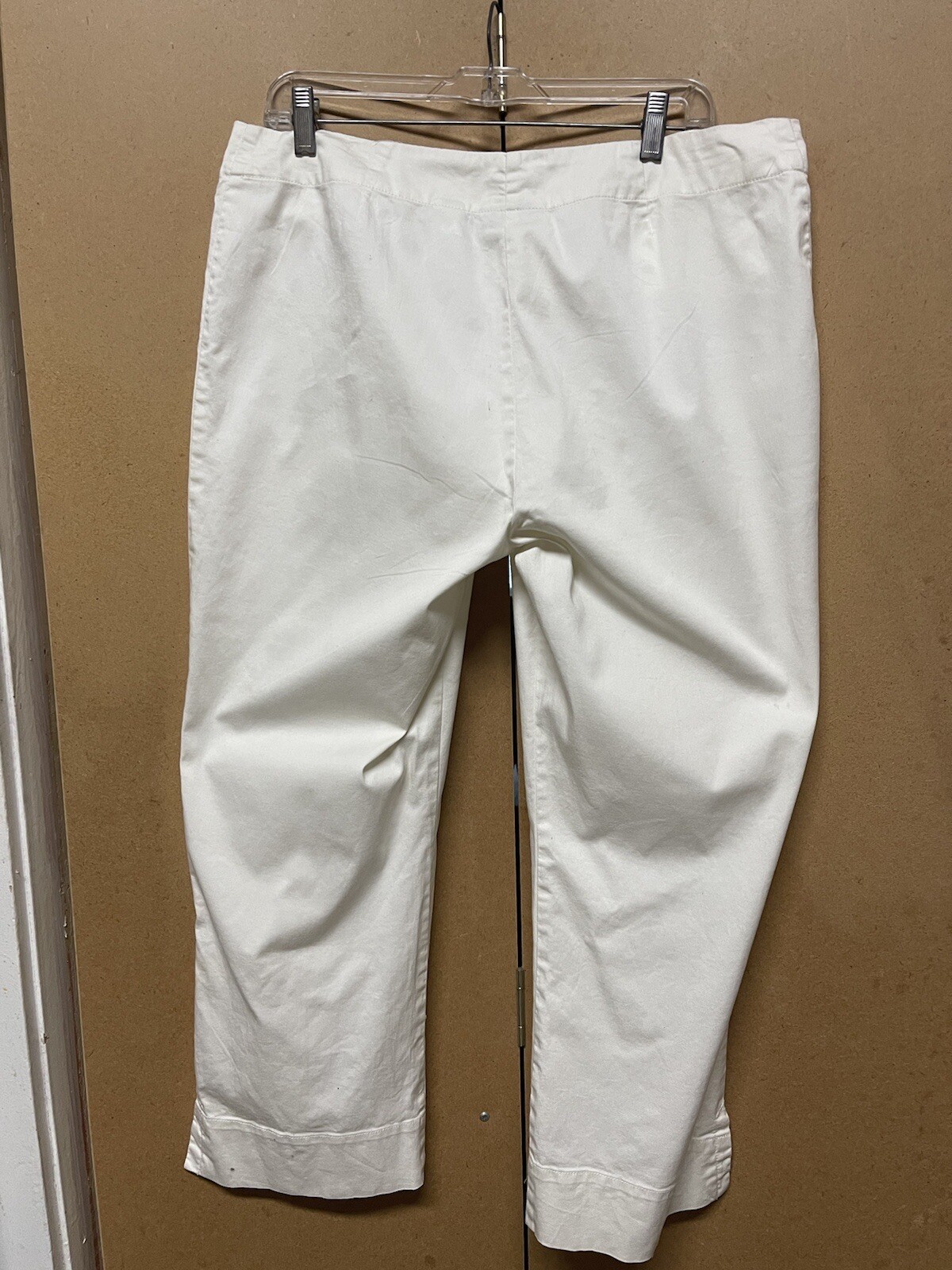 JH Collectibles Size 14 White Capri Zip Front Pants 97% Cotton/ 3% Spandex