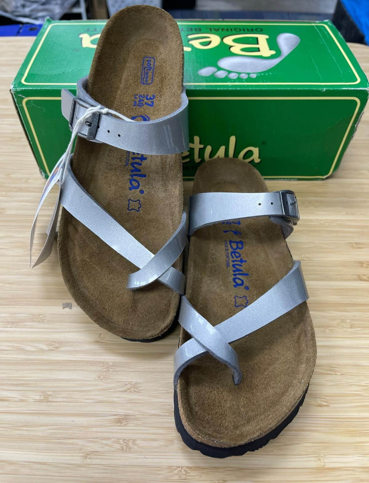 Betula by Birkenstock Unisex Mia Soft Footbed, Leather Sandal Silver Size W6-M4