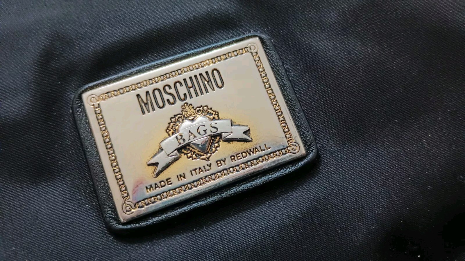 🩷 Vintage 1990s Moschino Redwall Logo Crossbody Bag Purse Adjustable Strap