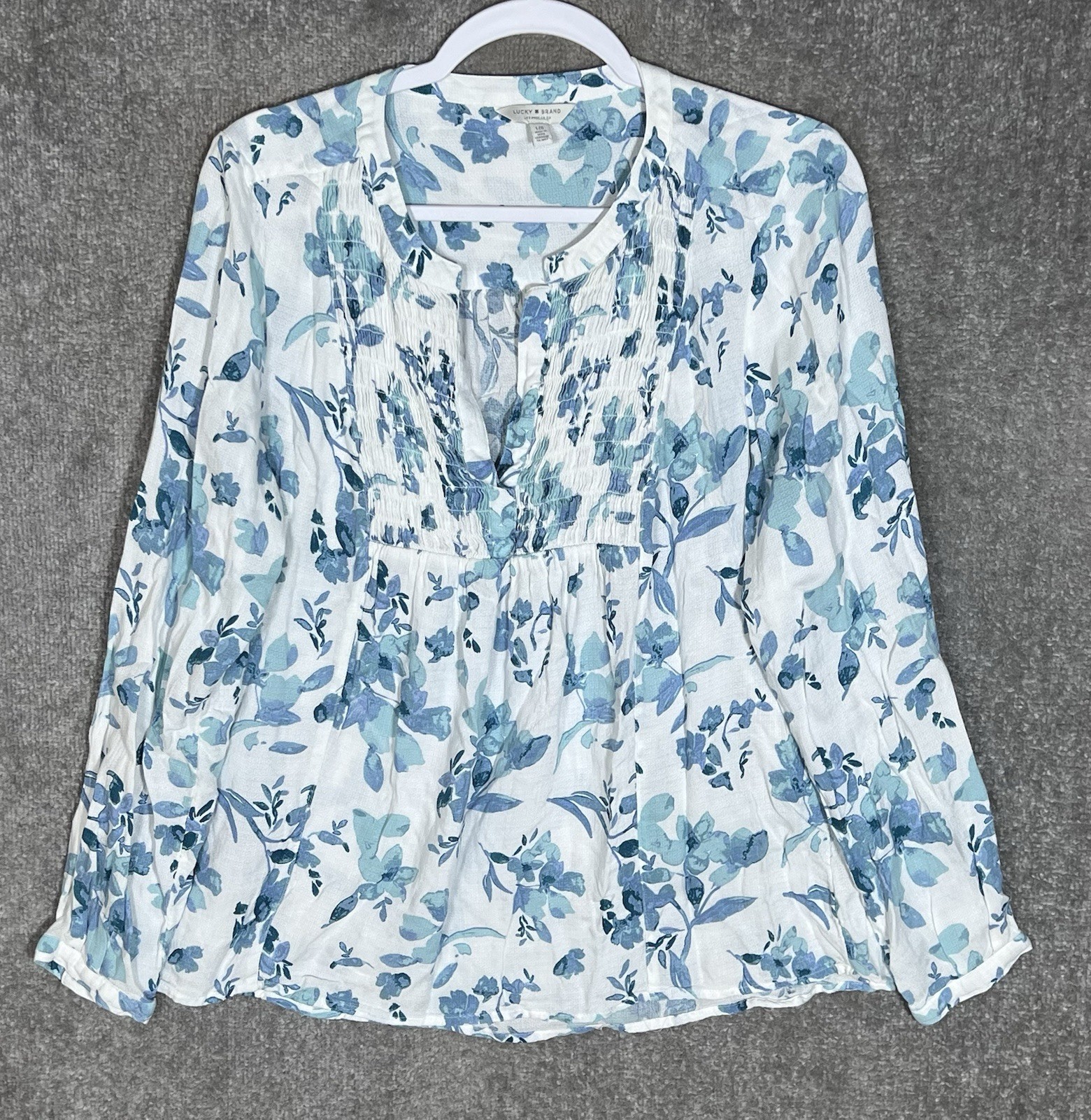 Lucky Brand Flowy Top Womens Sz Large White Blue Floral Smocked V-Neck High-Low