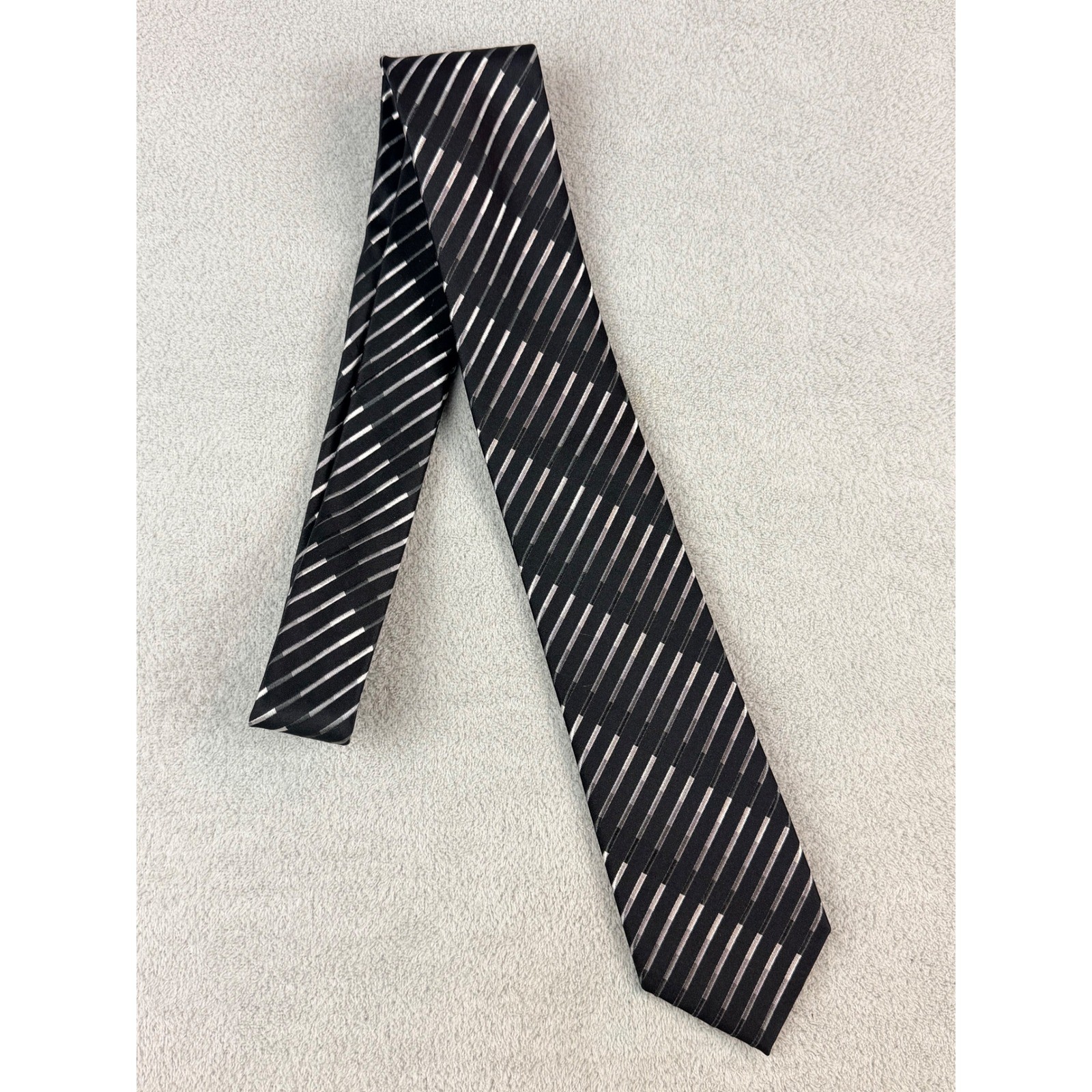 Kenneth Cole Reaction Men’s Black Striped 100% Silk Necktie Fast Shipping!