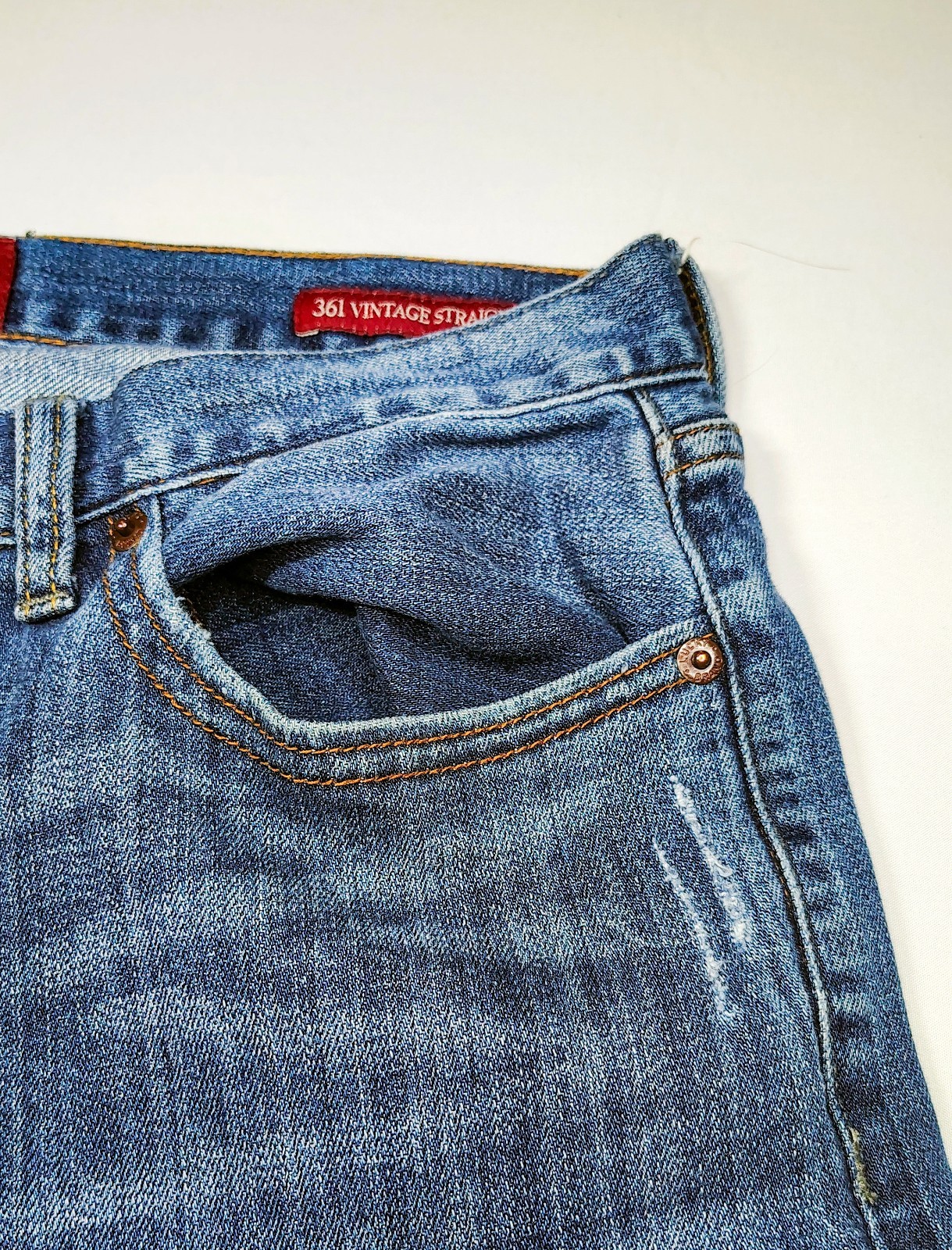 Lucky Brand Men’s Blue Medium Wash Denim Straight Leg Zip/Button 5-Pocket Jeans