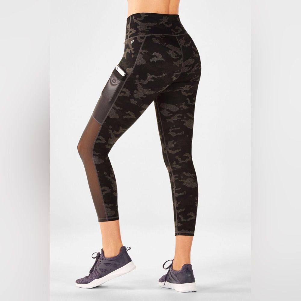 Fabletics On-The-Go PowerHold High-Waisted Capri 23″ Charcoal Heather Camo Small