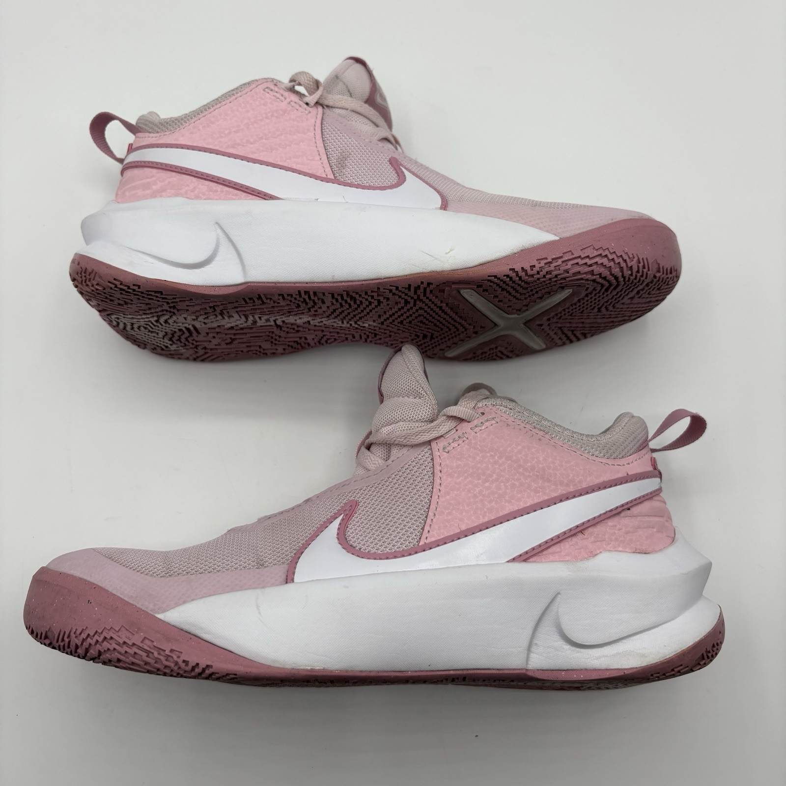 Nike Team Hustle D10 Low Pink Foam Athletic Shoes CW6735–601 GS 5.5 Y= Women’s 7