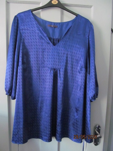 LADIES STRIKING ROYAL BLUE V NECK TOP SIZE 28/30