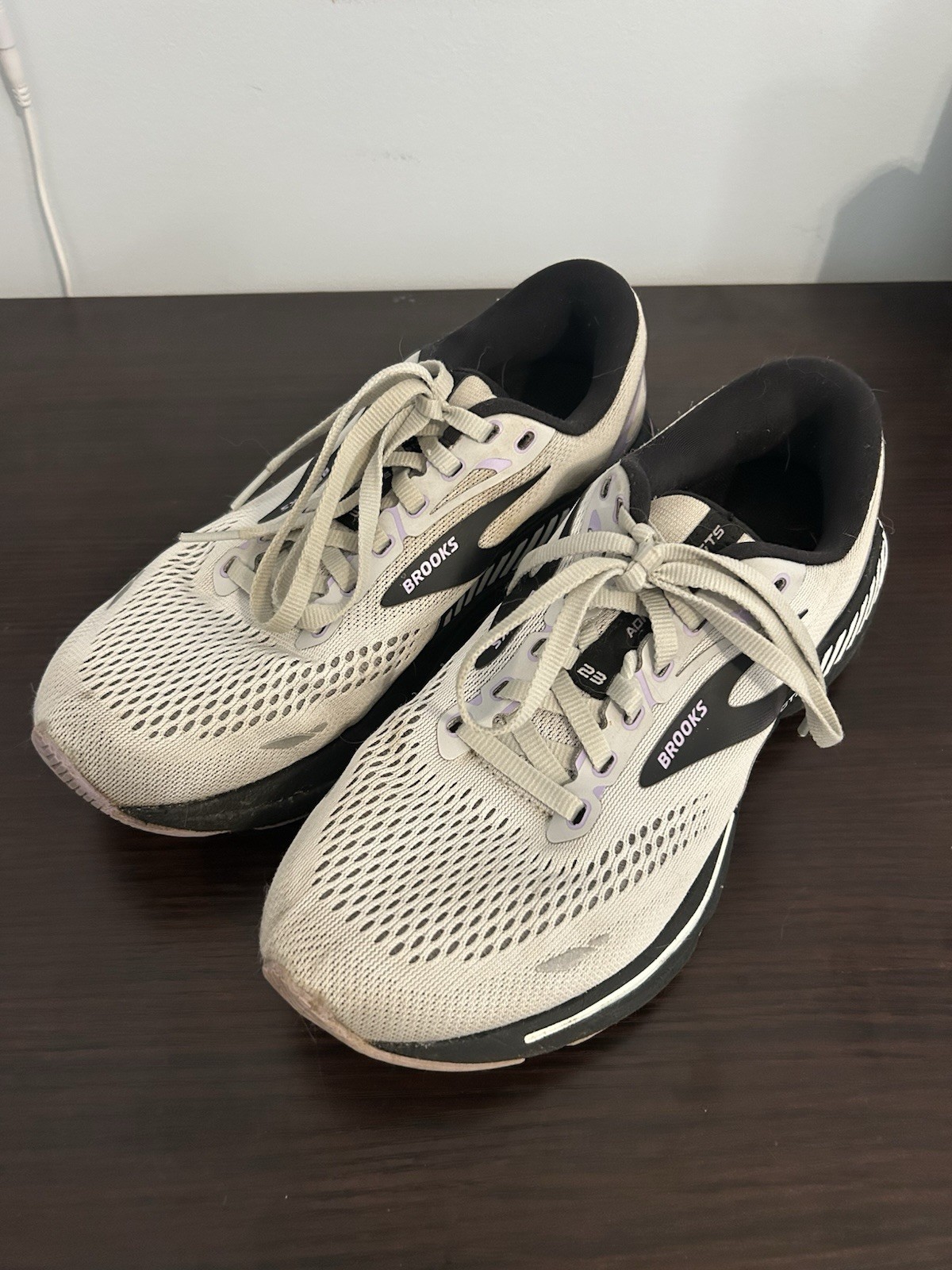 Brooks Adrenaline GTS 25 Running Shoes In White Purple and Cream Women’s Size 8
