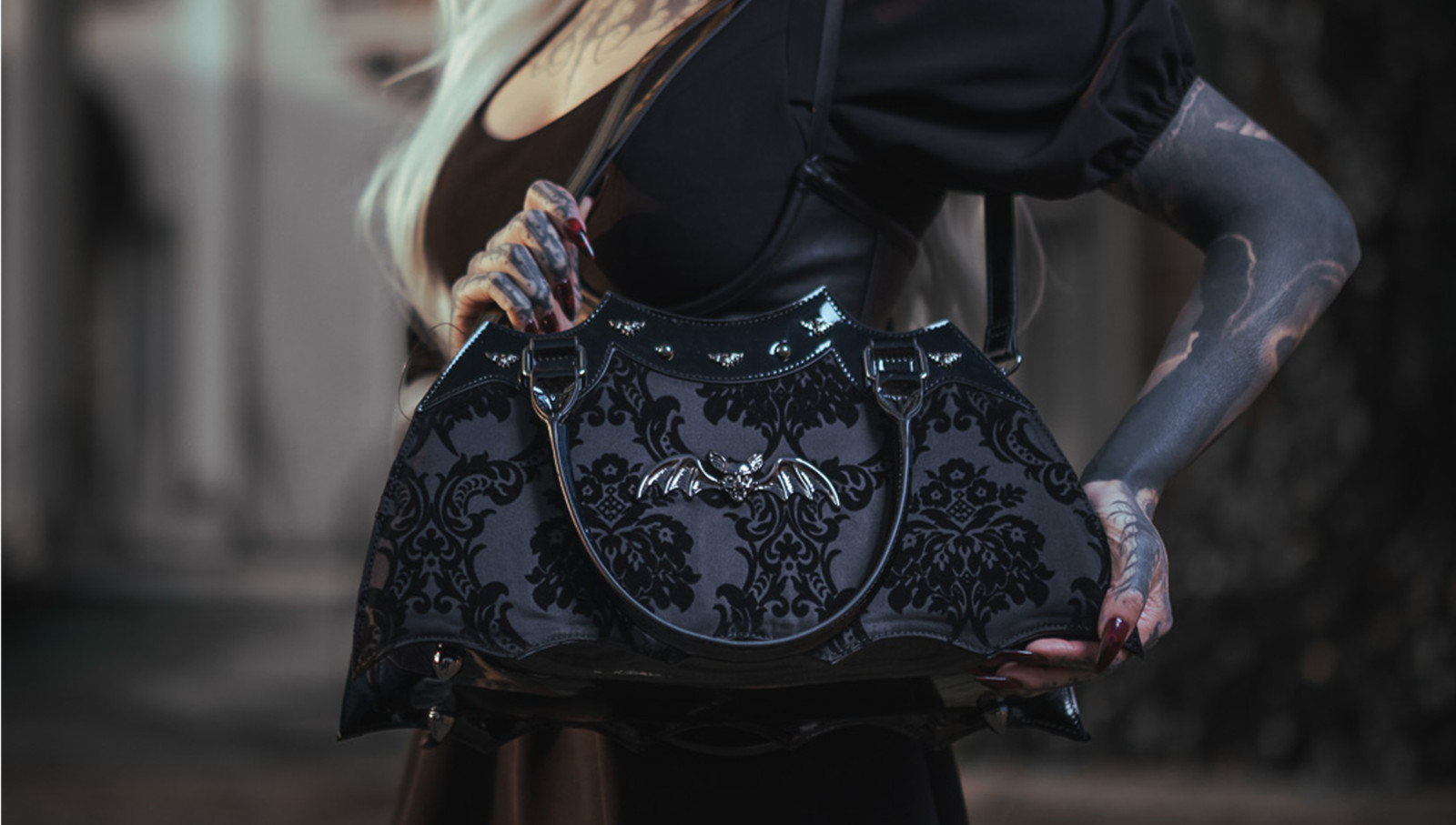 Bat Shaped Purse Damask Print Metal Bat on Bag with Shoulder Strap (Black)