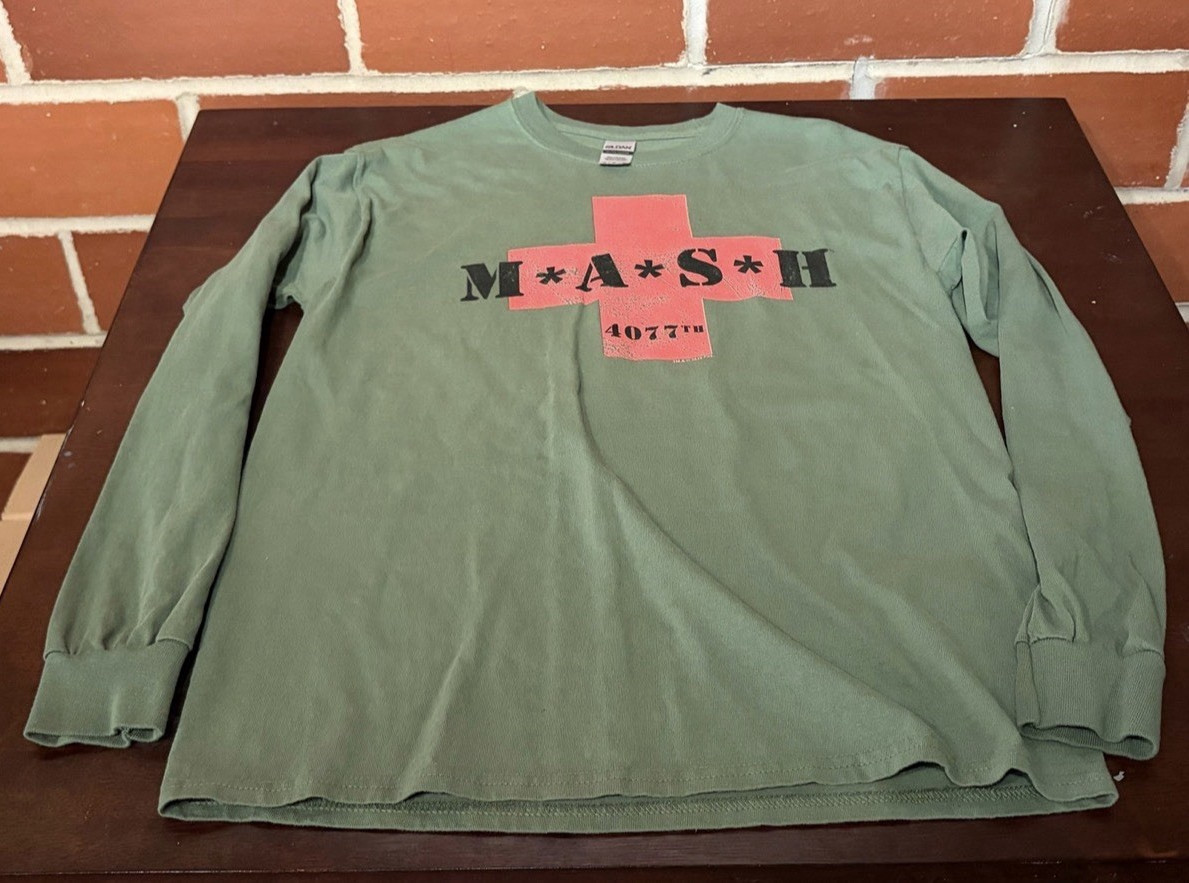 Gildan Ultra Cotton M*A*S*H 4077th Green Long Sleeve Crew Neck T-Shirt Men M