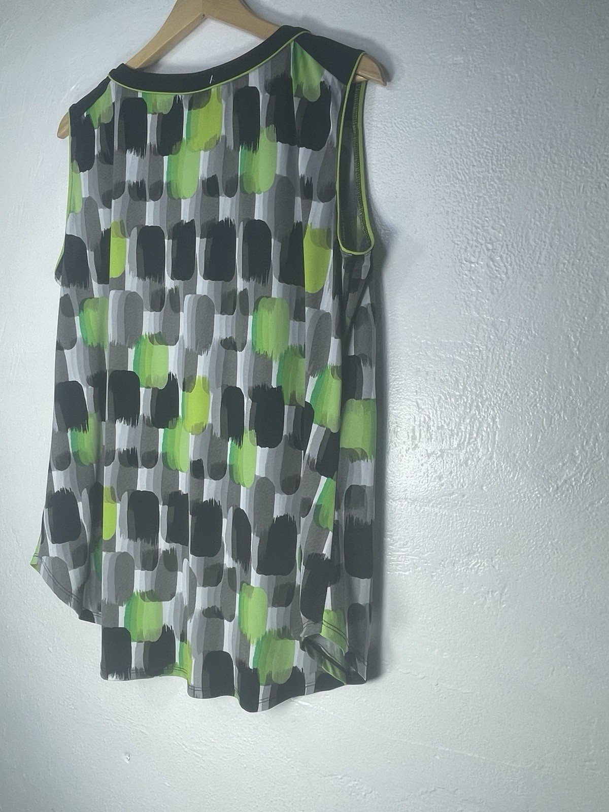 Worthing Womens 1X Sleeveless Blouse Green Black Abstract Print V Neck Career
