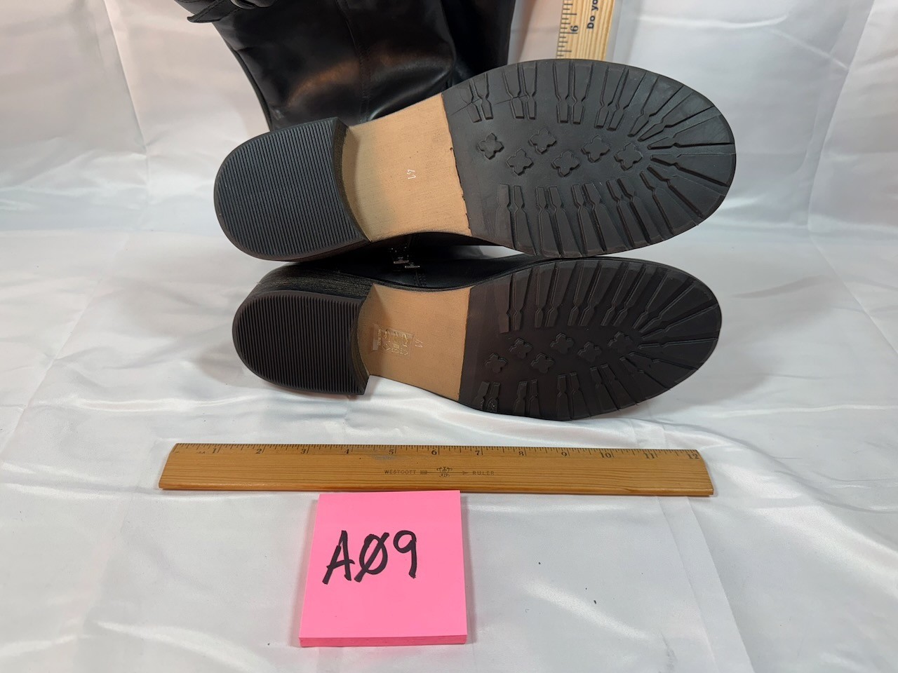 A09 – BRAND Womens SIZE 9.5/41 HEIGHT 28 Inches