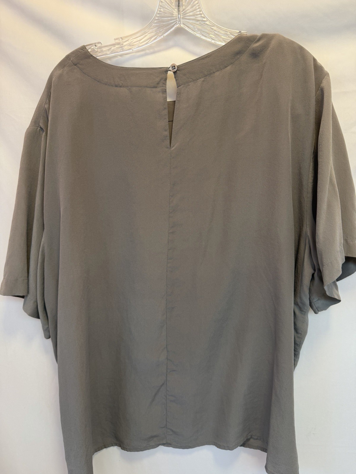 Anna and Frank Gray Solid Silk Silk Round Neck Short Sleeve Button Blouse 24