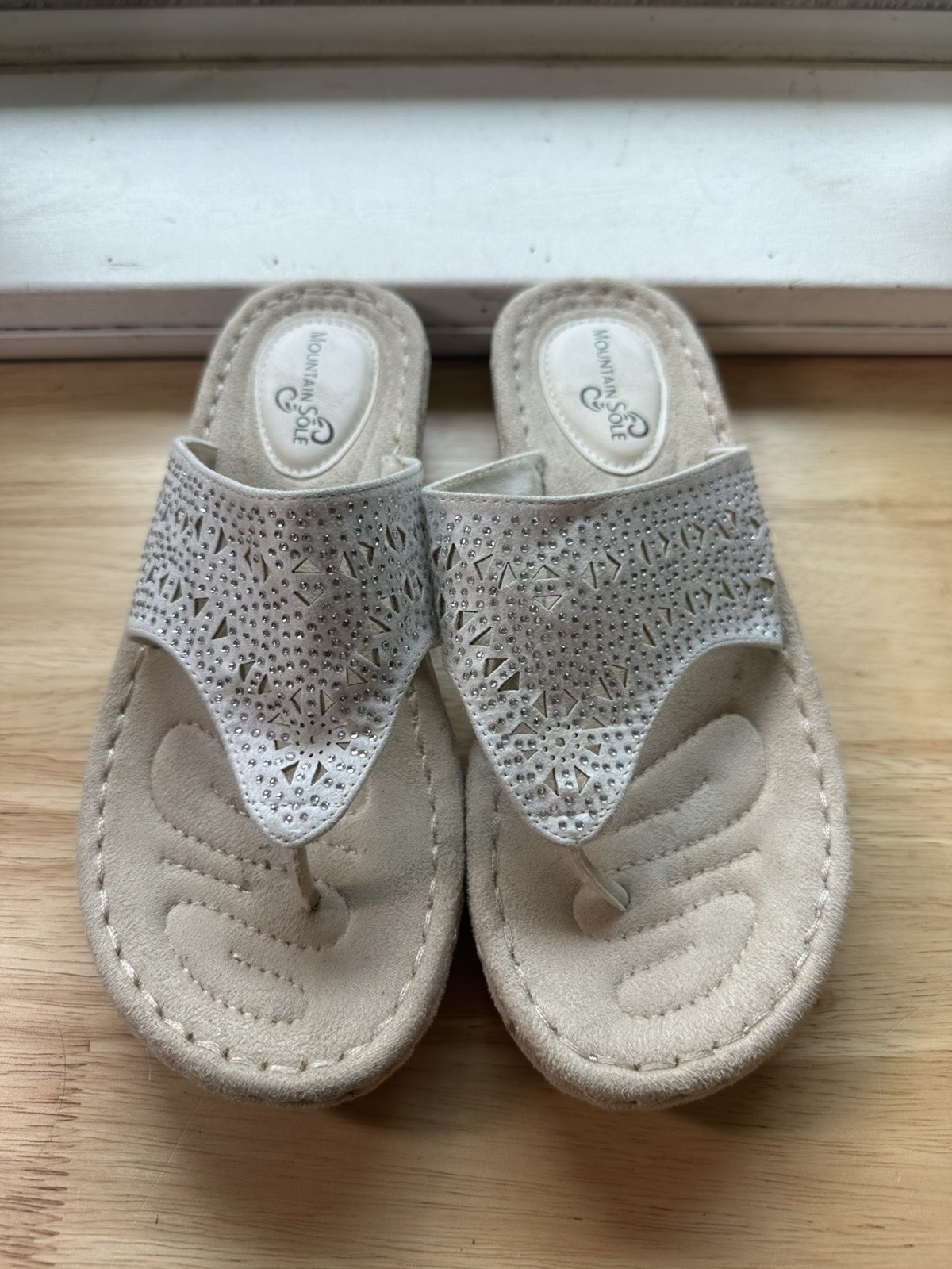 Mountain Sole Women’s Sandal White decorative cut white rhineston Size 7