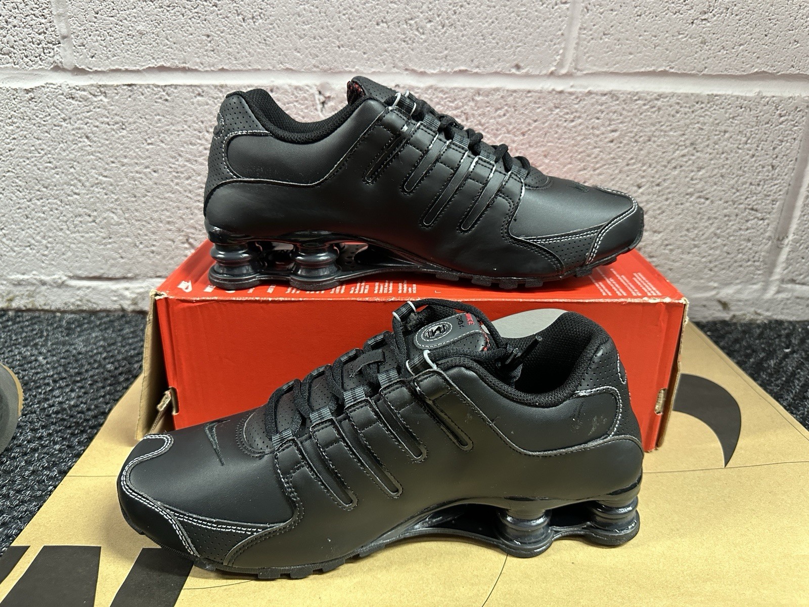 Size 9.5 – New Nike Shox NZ Black/Varisty Red-White 378341-017