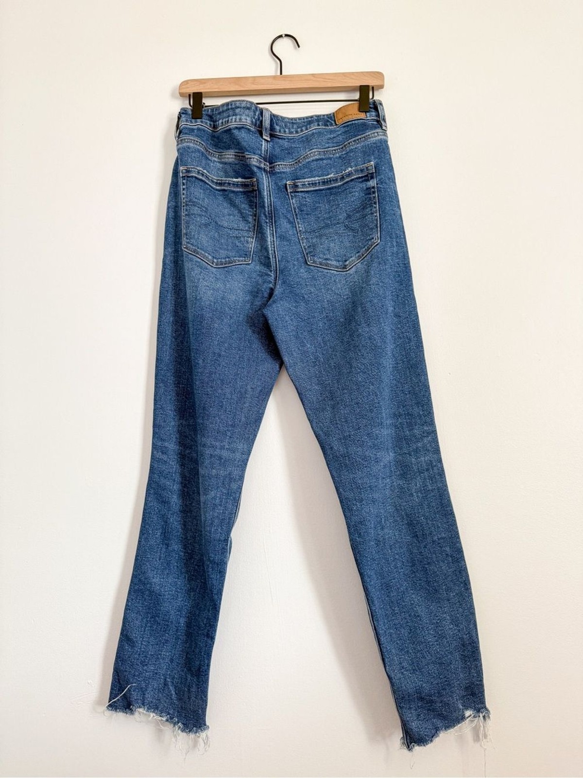 American Eagle Medium Wash Strigid Mom Jean Size 8