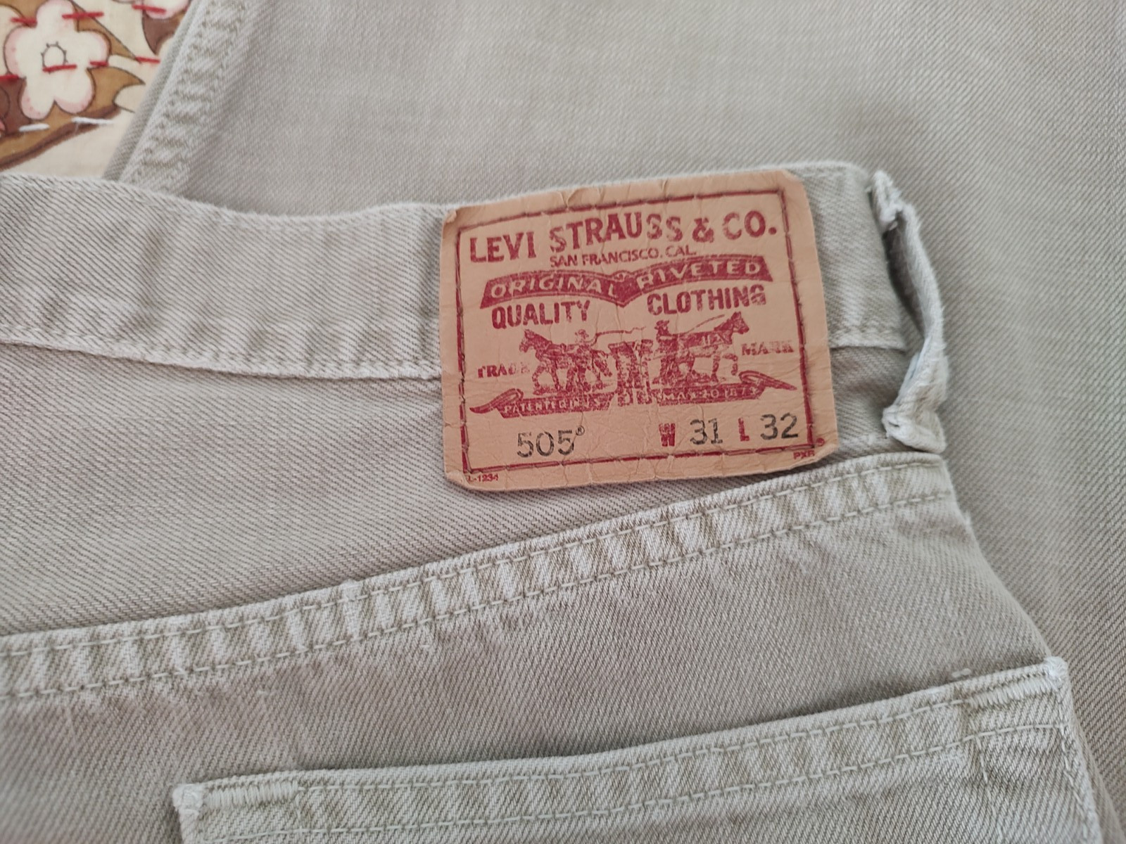 Levis 505 Mens GUC Tan/Grey Tag 31×32 – actual 31×31″- small flaws (see pics)