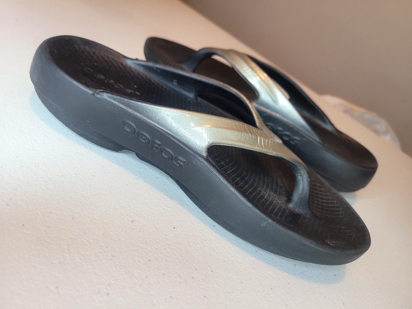 Oofos Oolala Recovery Thong Sandals Flip Flops Womens 6 Silver Metallic Comfort