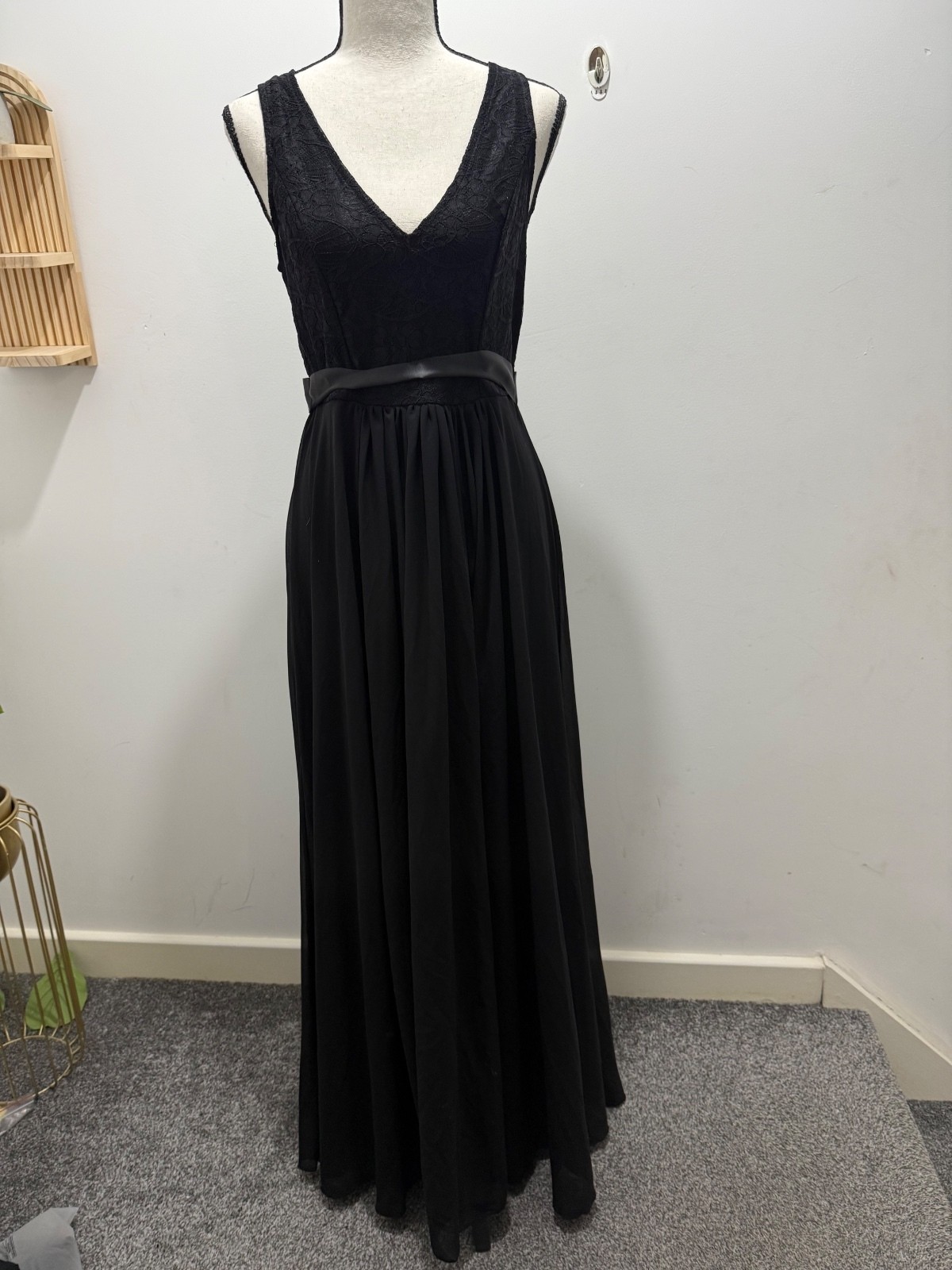 Elegant Black Sleeveless Maxi Dress with V-Neck and Waist Belt