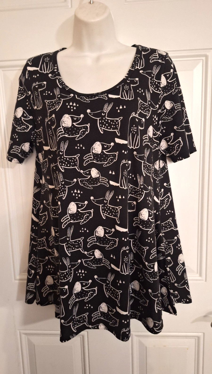 LuLaRoe Leah Black & White Swing Tunic Whimsical Animal Print Loose Fit Small