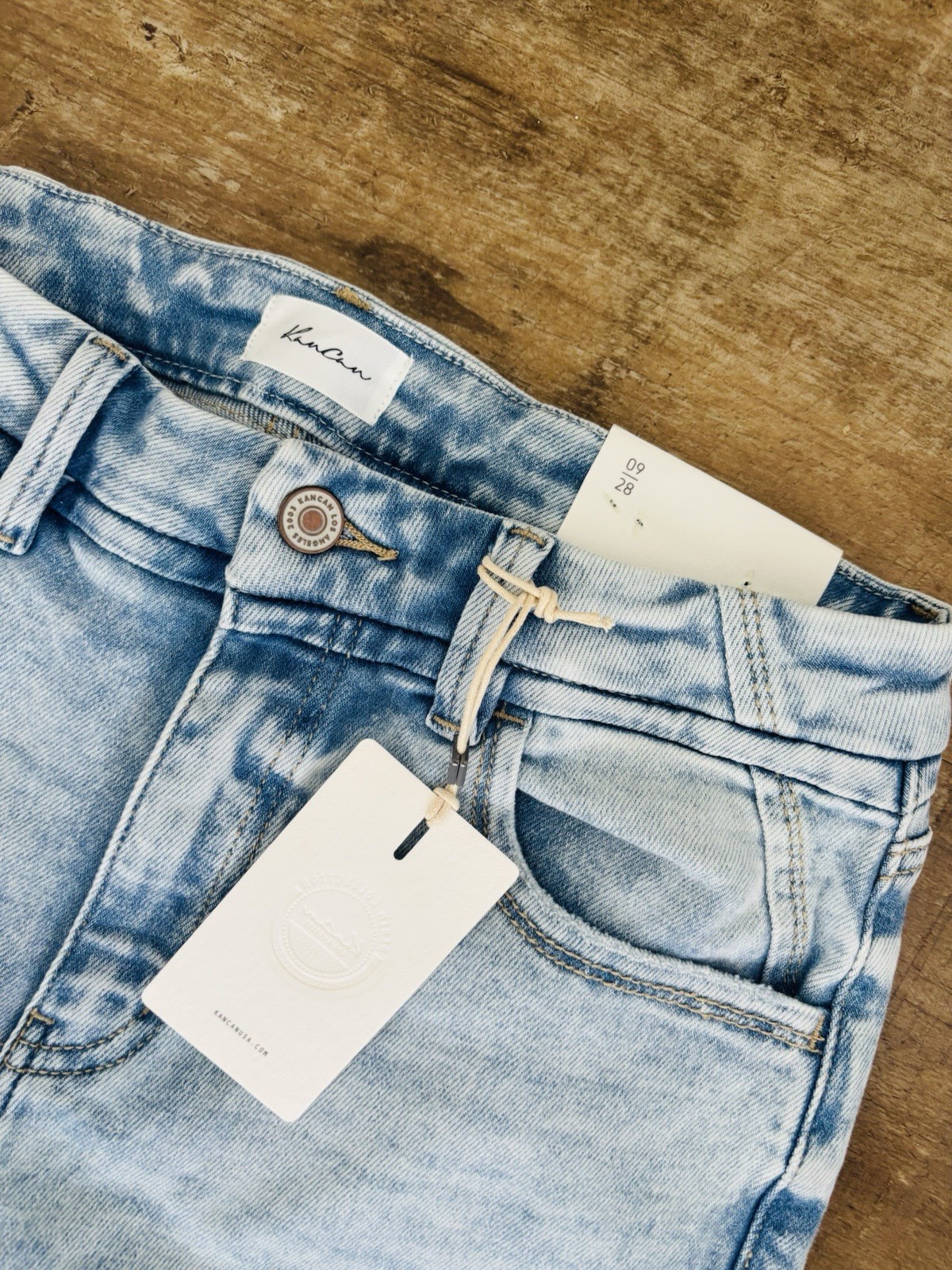 NWT KanCan High Rise Flare light wash size 09/28 31.5″ inseam