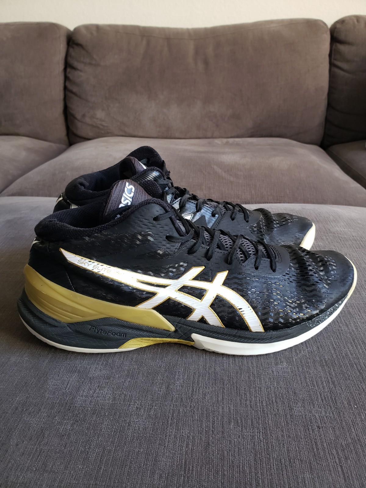 Size 13 – Asics Men’s Sky Elite FF Black Gold Volleyball Shoes Mid Top READ DESC