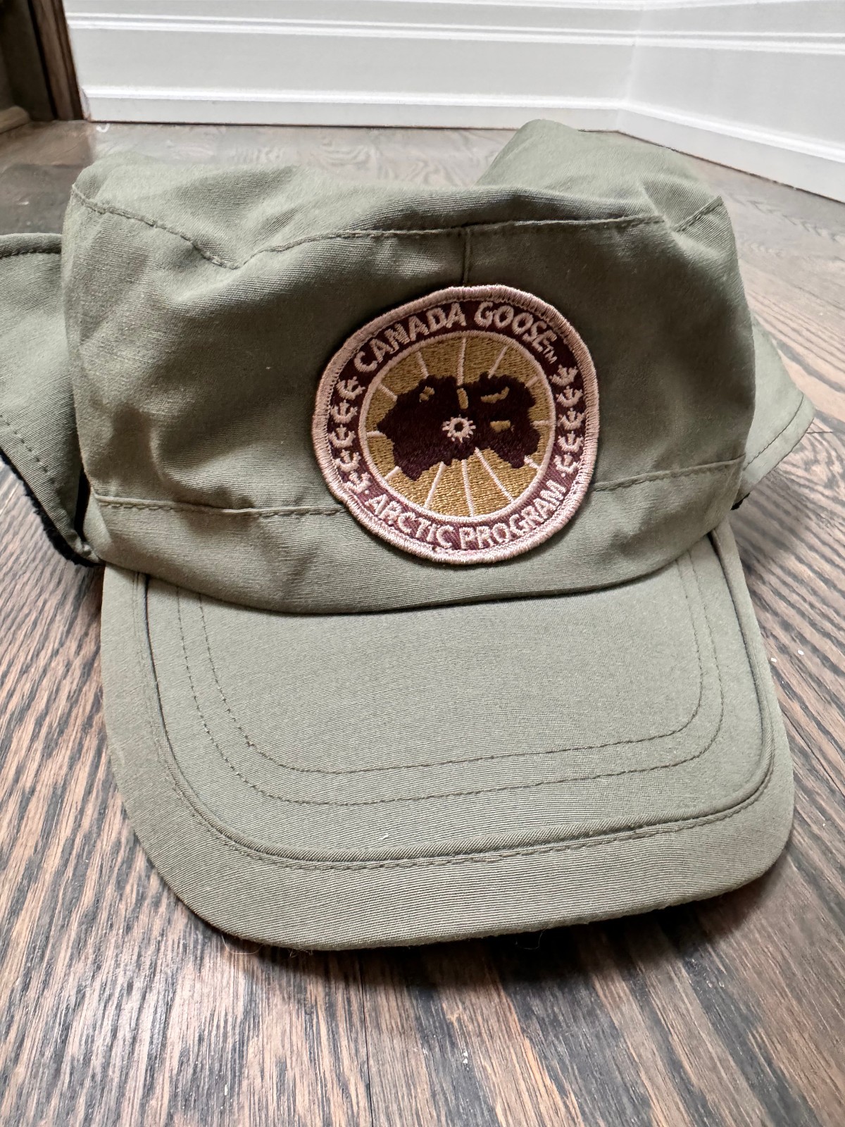 Canada Goose new classique cap with labels MSRP 185$