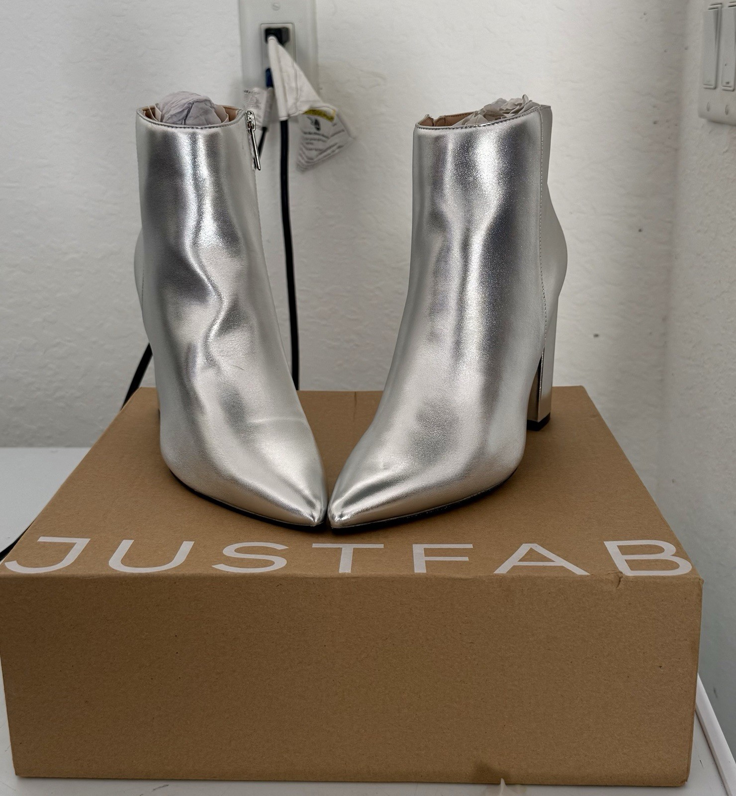 JustFab Women’s Silver Patent Leather Pointed Toe Ankle Boots Side Zip 8.5