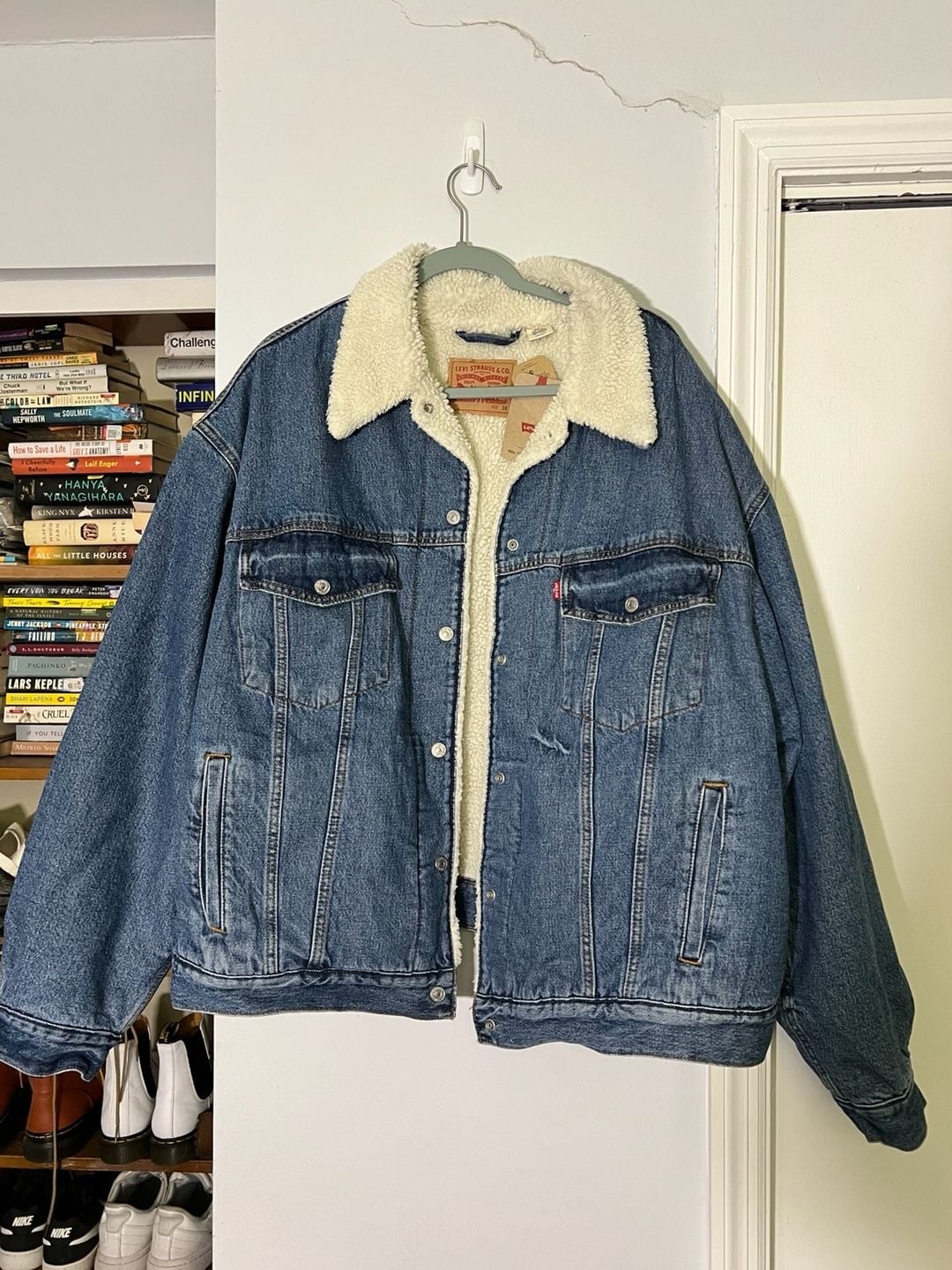 Levi’s Women’s ’90s Sherpa Trucker Jacket in Medium Wash