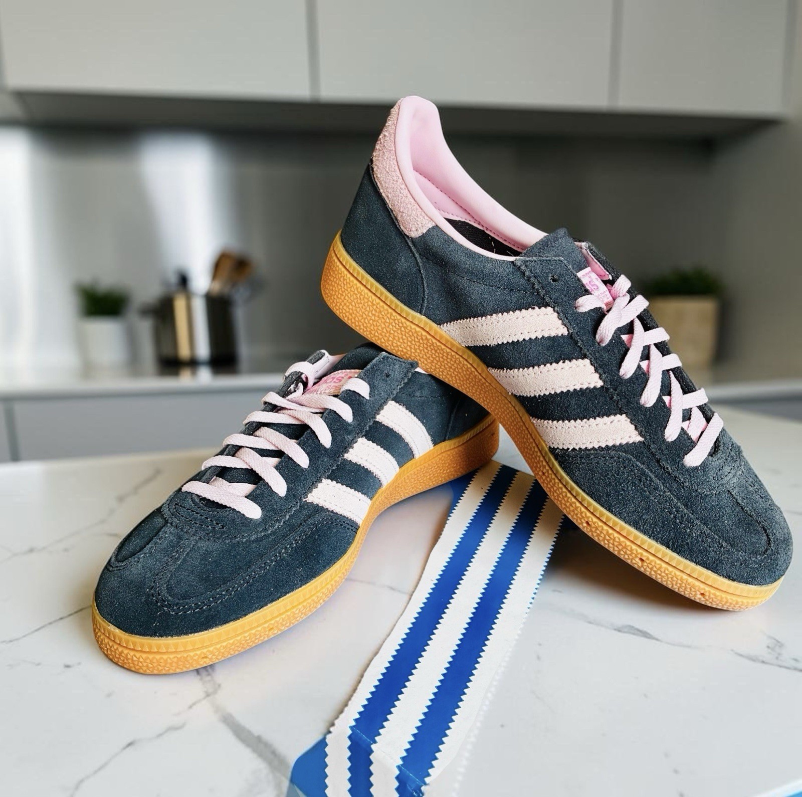 Adidas Spezial Athletic Sneakers black/Pink/suede size 6.5 women , brand new