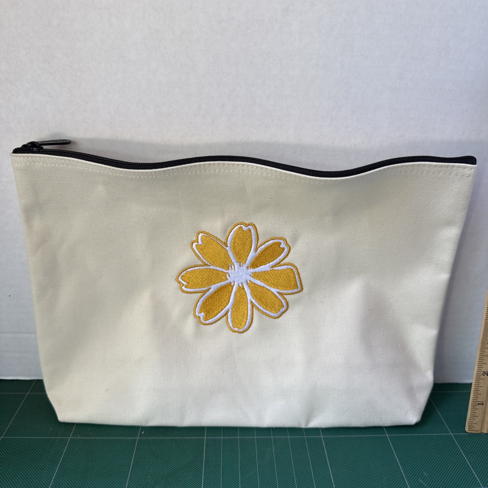Thirty One 31 Cosmetic Zipper Pouch Bag; embroidered with yellow & white daisy.