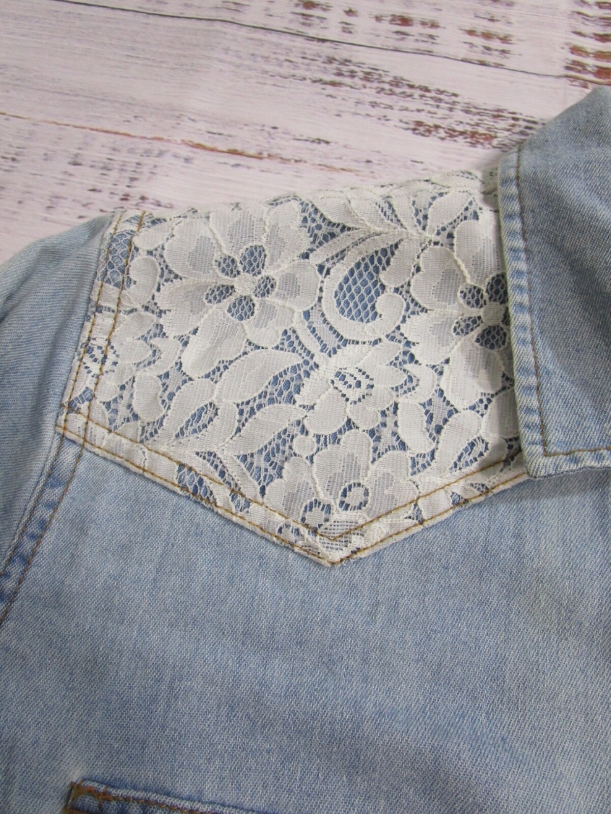 Bit & Bridle Light Wash Denim Long Sleeve Lace Accent Pearl Snap Cowgirl Shirt L