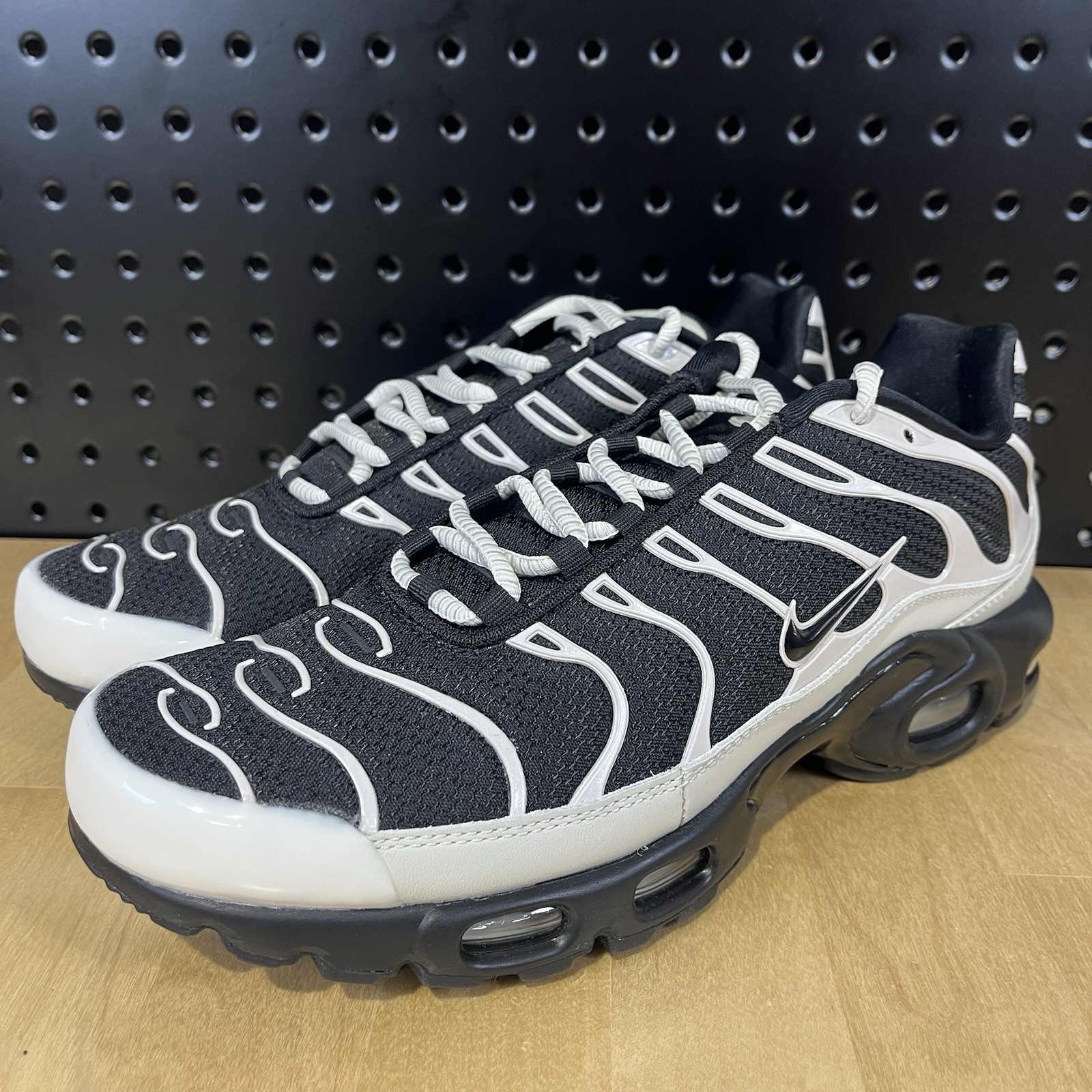 Nike Air Max Plus NBY Men’s 8 / Women’s 9.5 Black Grey Shoes HF0665 900 NEW